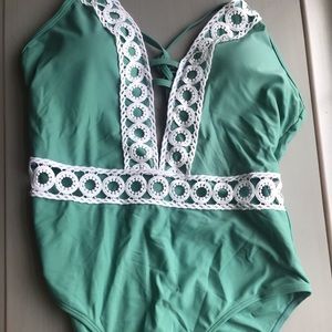 Cupshe NWT Size Large one piece swimsuit in green